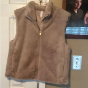 Stylus Cozy Faux Fur Zip-Up Vest in Taupe small